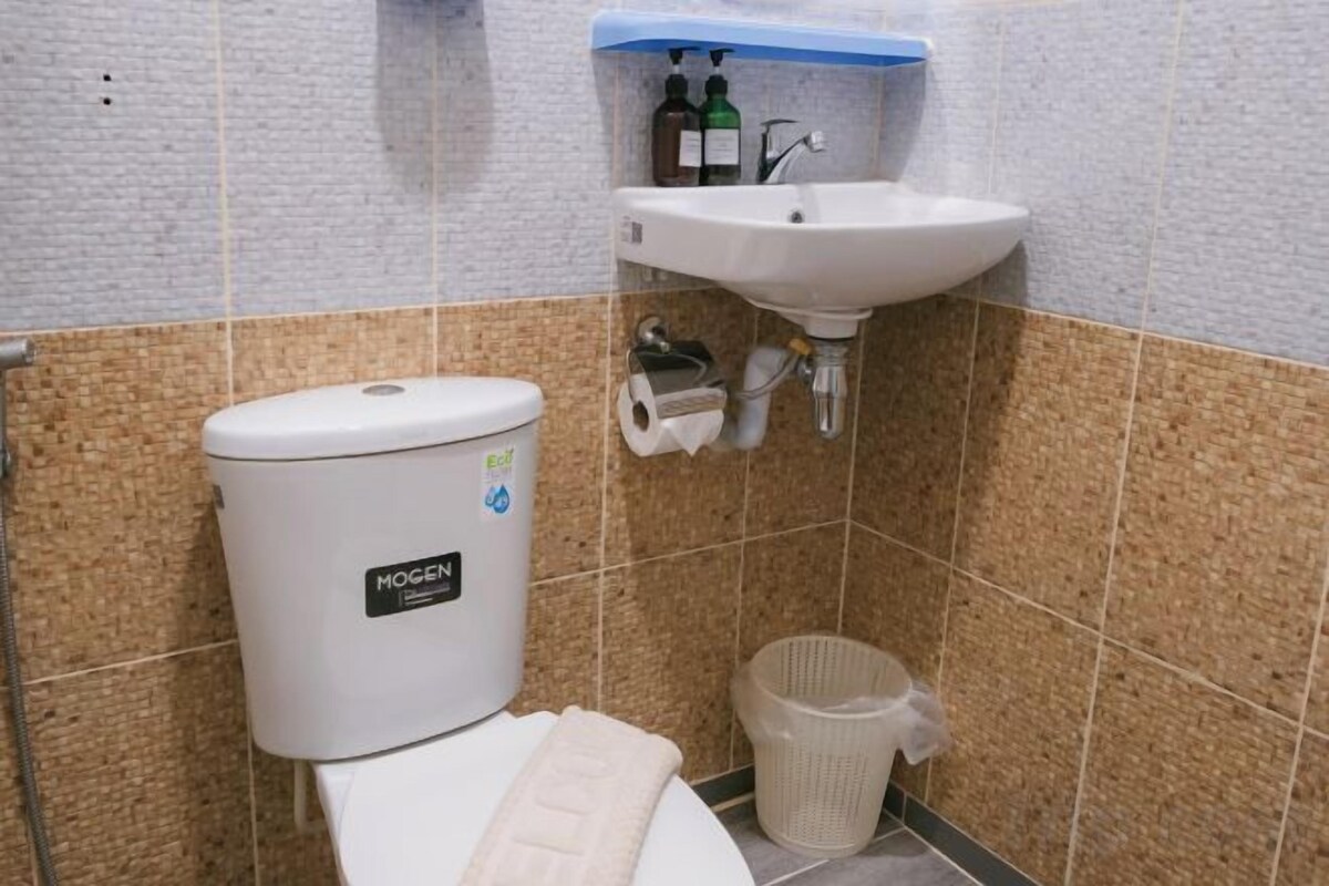 Bathroom | Shower, free toiletries, slippers, towels