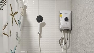 Ducha, artículos de tocador gratuitos, pantuflas, toallas
