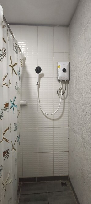 Ducha, artículos de tocador gratuitos, pantuflas, toallas