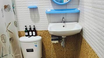 Douche, articles de toilette gratuits, chaussons, serviettes fournies