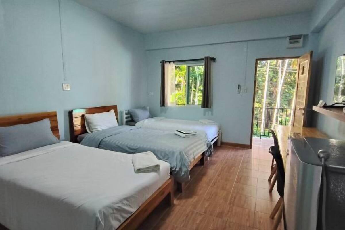 Escritorio, cortinas blackout y wifi gratis