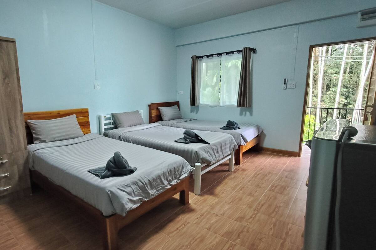 Habitación triple | Escritorio, cortinas blackout y wifi gratis