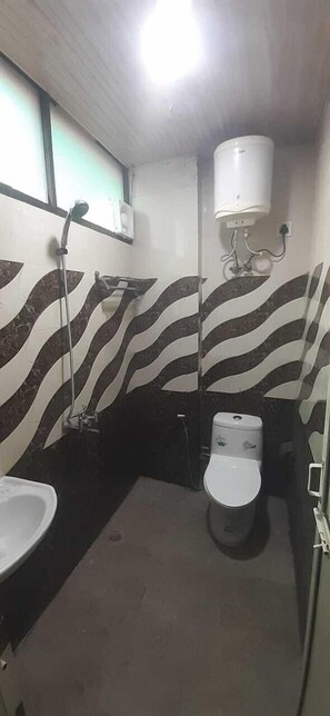 Bathtub - MERO RESIDENCY (New Delhi)
