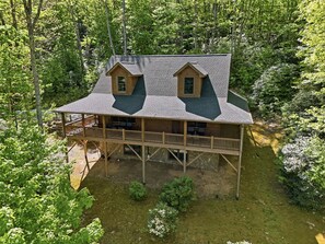 Exterior - Spacious & Serene 5BR Log Cabin w Hot Tub~ Fire Pit~ Grill~ Game Room~ Huge Deck (Banner Elk)