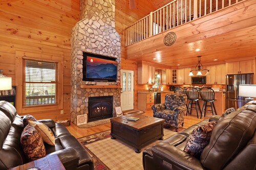 Spacious & Serene 5BR Log Cabin w Hot Tub~ Fire Pit~ Grill~ Game Room~ Huge Deck