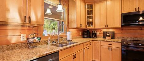 JÀÀkaappi, mikroaaltouuni, uuni, liesi