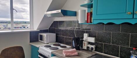 Lemari es, microwave, oven, dan kompor