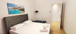 3 bedrooms, free WiFi, bed sheets, wheelchair access