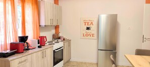 Fridge, oven, stovetop, coffee/tea maker