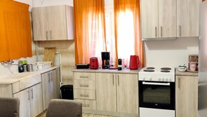 Cafetera o tetera, frigorífico, horno y placa de cocina