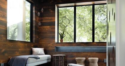 *NEW Central Austin | Sleeps 12 - WalkerVR Firefly