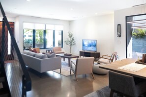 TV - *NEW Central Austin | Sleeps 12 - WalkerVR Firefly (Austin)