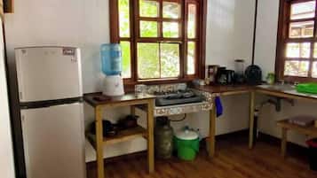 Coffee/tea maker, cookware/dishes/utensils