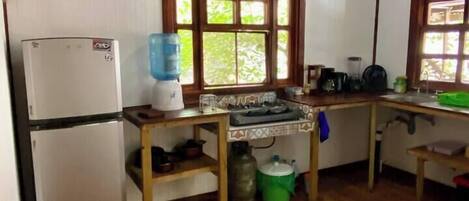 Coffee/tea maker, cookware/dishes/utensils