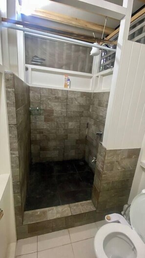 Douche, sèche-cheveux, bidet