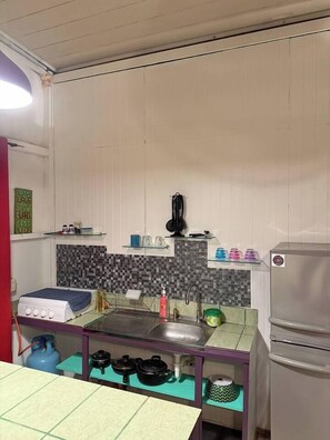 Réfrigérateur, plaque de cuisson, cafetière/bouilloire