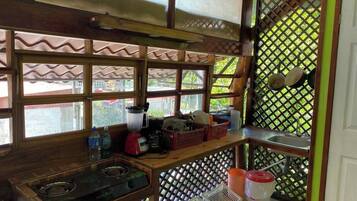 Kühlschrank, Herdplatte, Wasserkocher mit Kaffee-/Teezubehör