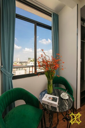 华丽开间 | 客房内保险箱、办公桌、笔记本电脑工作区、遮光窗帘