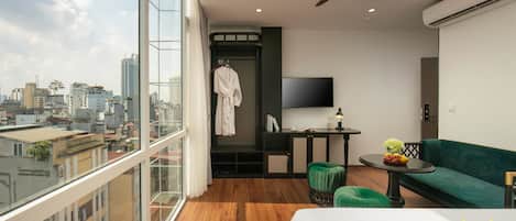 Habitación de lujo, vista a la ciudad | Caja de seguridad en la habitación y escritorio