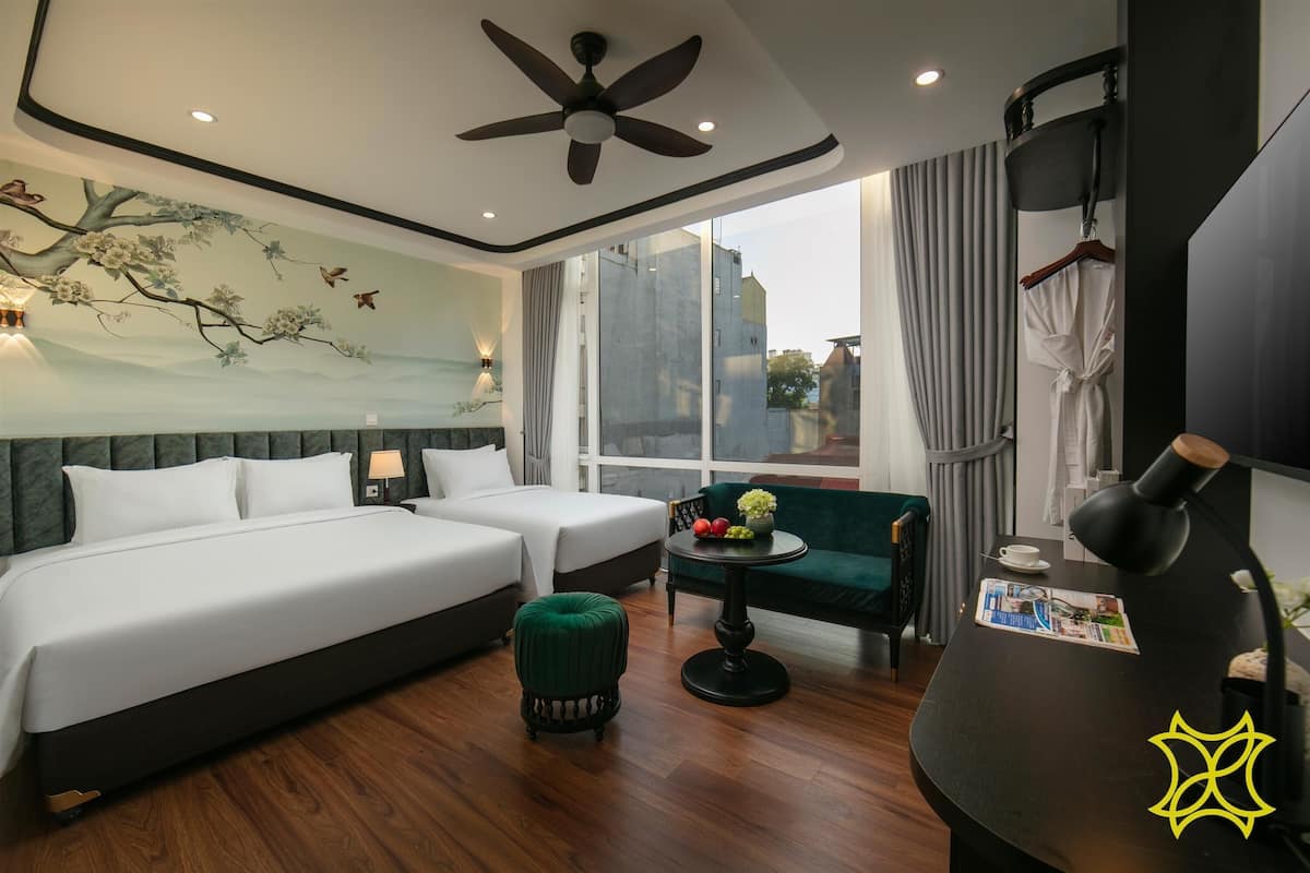 Tripla Luxury, vista città | Una cassaforte in camera, una scrivania, postazione laptop
