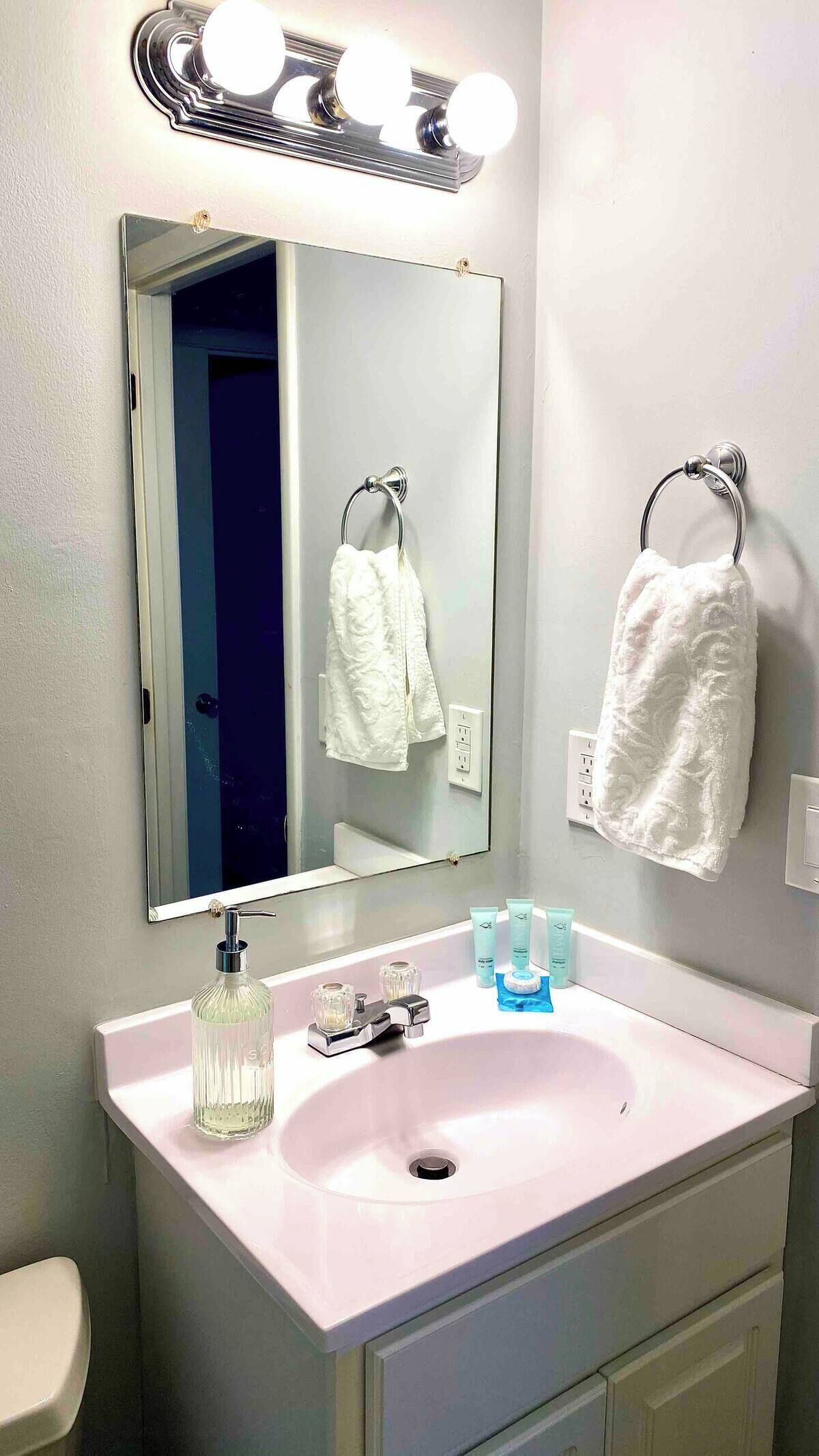 Haartrockner, Handtücher, Seife, Shampoo