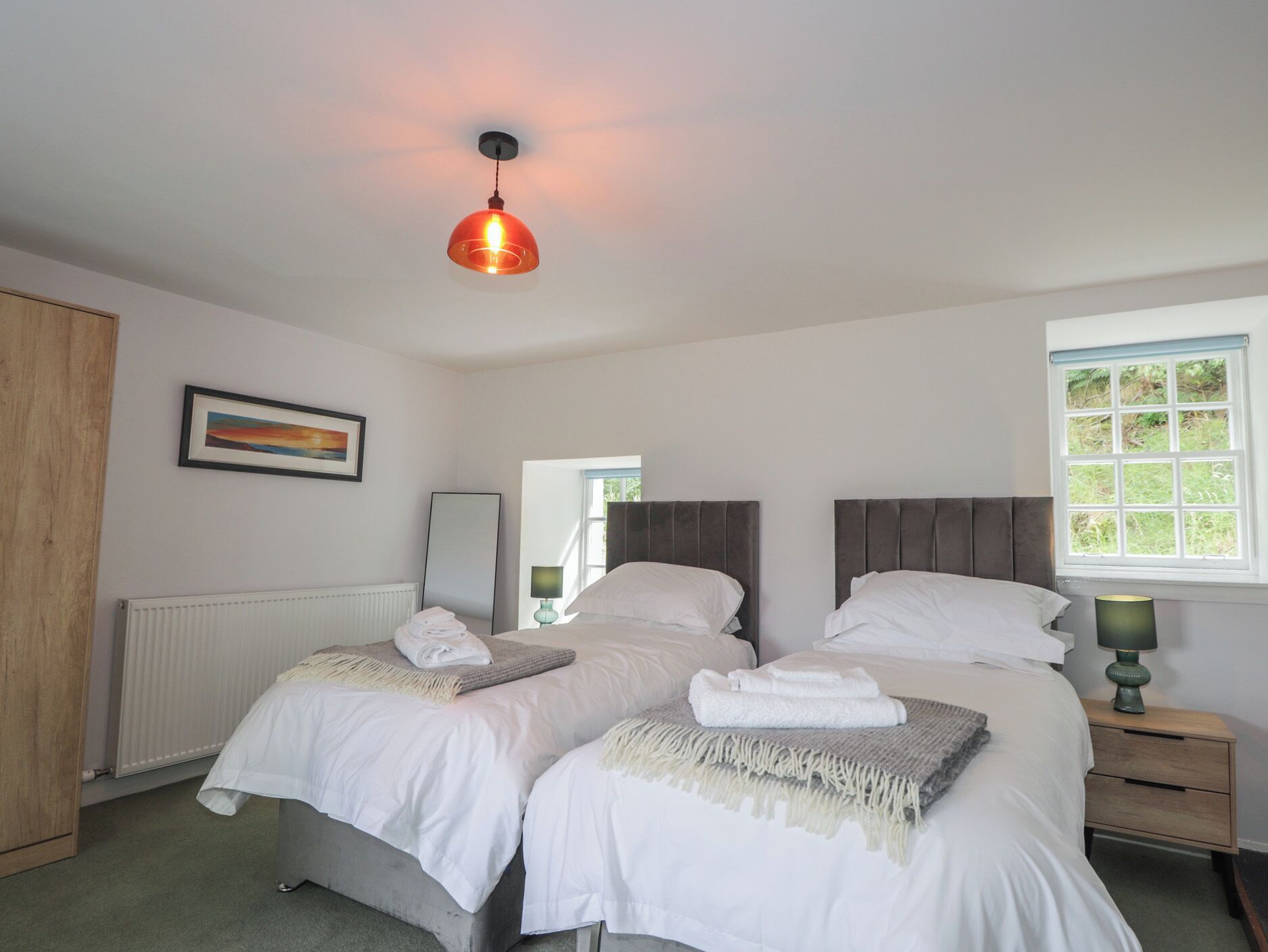 2 عدّة غرف نوم وبديكورات فريدة لكل غرفة وطراز فريد لكل وحدة