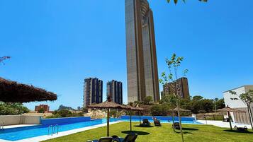 Una piscina al aire libre de temporada