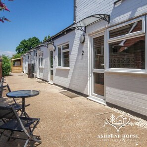 Outdoor dining - Hippo Room 8 - Peaceful Double - Garden View (Dibden Purlieu)