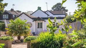 A residential property with a well-maintained garden, a pathway leading to the entrance, and a white house with a green roof. - Sheep Room 11 -Peaceful Double - New Forest (Dibden Purlieu)