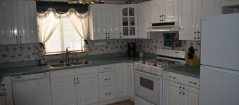 Retro Charm Meets Home Comfort- 2BR/2BA Rivered Desert Retreat with Boat Parking