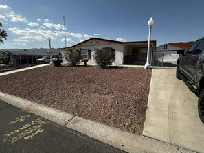 Property grounds - Retro Charm Meets Home Comfort- 2BR/2BA Rivered Desert Retreat with Boat Parking (Bullhead City)