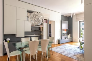 Departamento, 1 habitación, vista al patio | Área de sala de estar | Televisión de 30 pulgadas con canales vía satélite 
