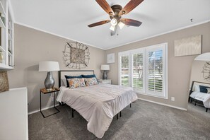 4 bedrooms, iron/ironing board, WiFi, bed sheets - Right at Home-Midland Saddle Club (Midland)