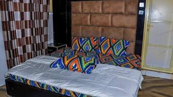 Chambre Familiale, balcon, vue ville | Bureau, espace de travail pour ordinateur portable