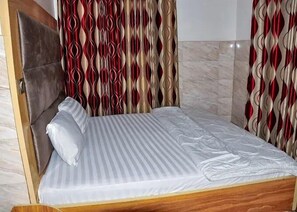 Familienzimmer, Balkon, Stadtblick | Schreibtisch, laptopgeeigneter Arbeitsplatz, schallisolierte Zimmer