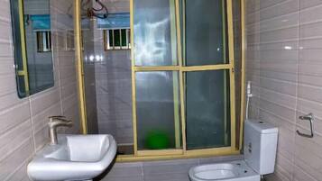 Familiekamer, balkon, uitzicht op de stad | Badkamer | Een haardroger, handdoeken, zeep, shampoo