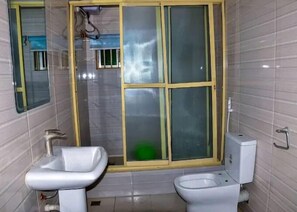 Family Room, Balcony, City View | Bathroom | Hair dryer, towels, soap, shampoo - Ocean Palace Guest Inn (Kano)