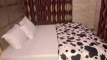 Familienzimmer, Balkon, Stadtblick | Schreibtisch, laptopgeeigneter Arbeitsplatz, schallisolierte Zimmer