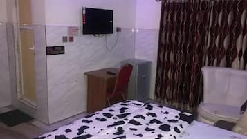 Family Room, Balcony, City View | Desk, laptop workspace, soundproofing, free WiFi