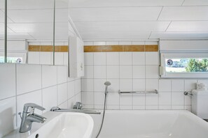 A bathroom with a sink, mirror, shower, and toilet. - Apartment 'Bianca' with Lake View, Private Terrace and Wi-Fi (Meschede)