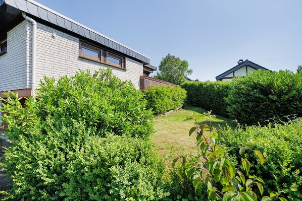 Property grounds - Apartment 'Bianca' with Lake View, Private Terrace and Wi-Fi (Meschede)