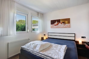 3 bedrooms, iron/ironing board, WiFi, bed sheets