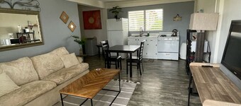 Charming apartment with AC in Independence/Mango Creek. Near Placencia hot spot!