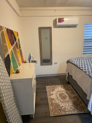 1 habitación, tabla de planchar con plancha, wifi gratis y ropa de cama 