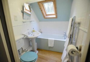 Shower, free toiletries, towels, shampoo - The Rock Inn Hotel (Pub & Restaurant) (Taunton)