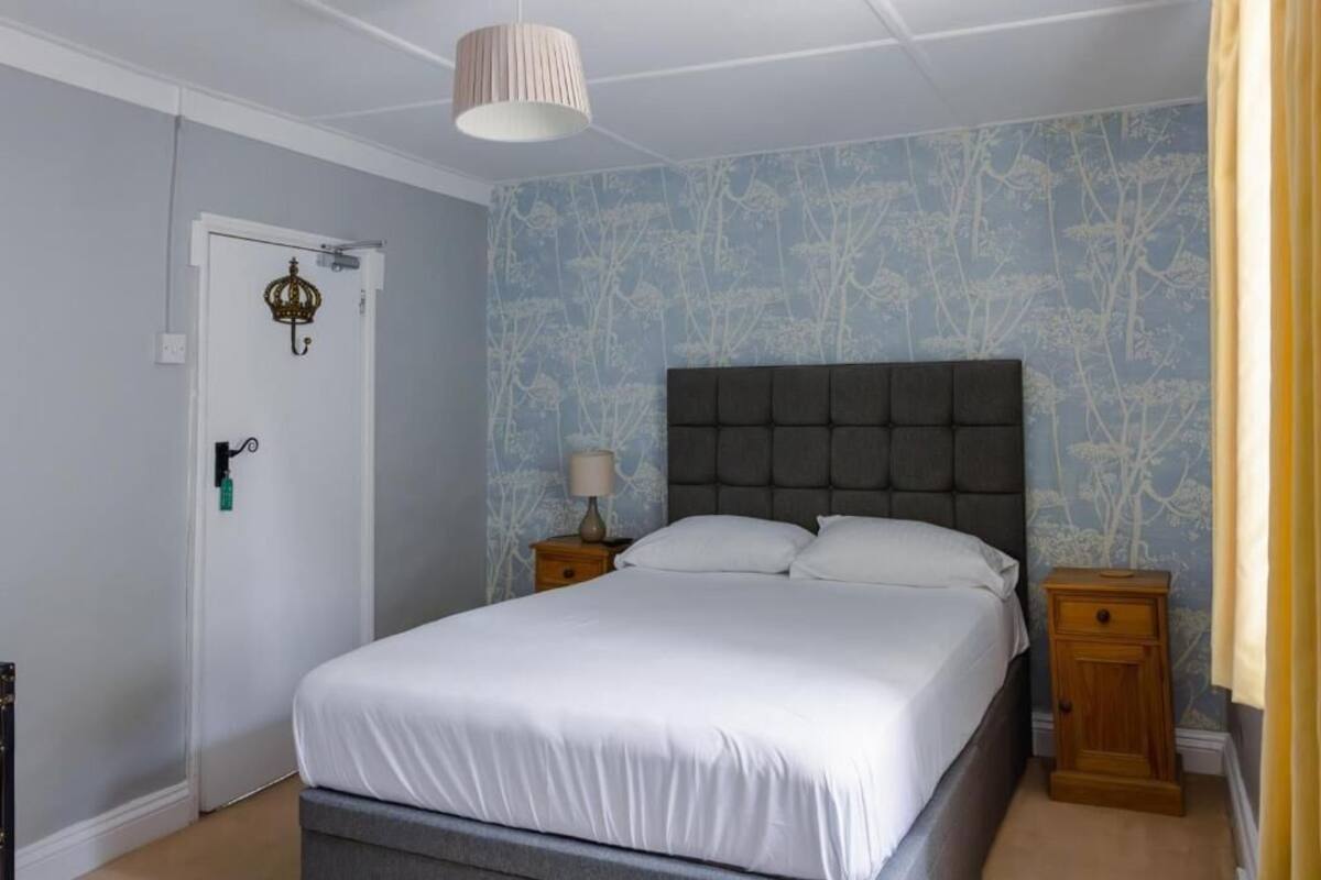 Cortinas blackout, tabla de planchar con plancha y wifi gratis 