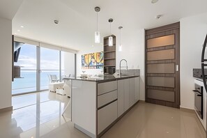Refrigerador, microondas, horno y cafetera y tetera 