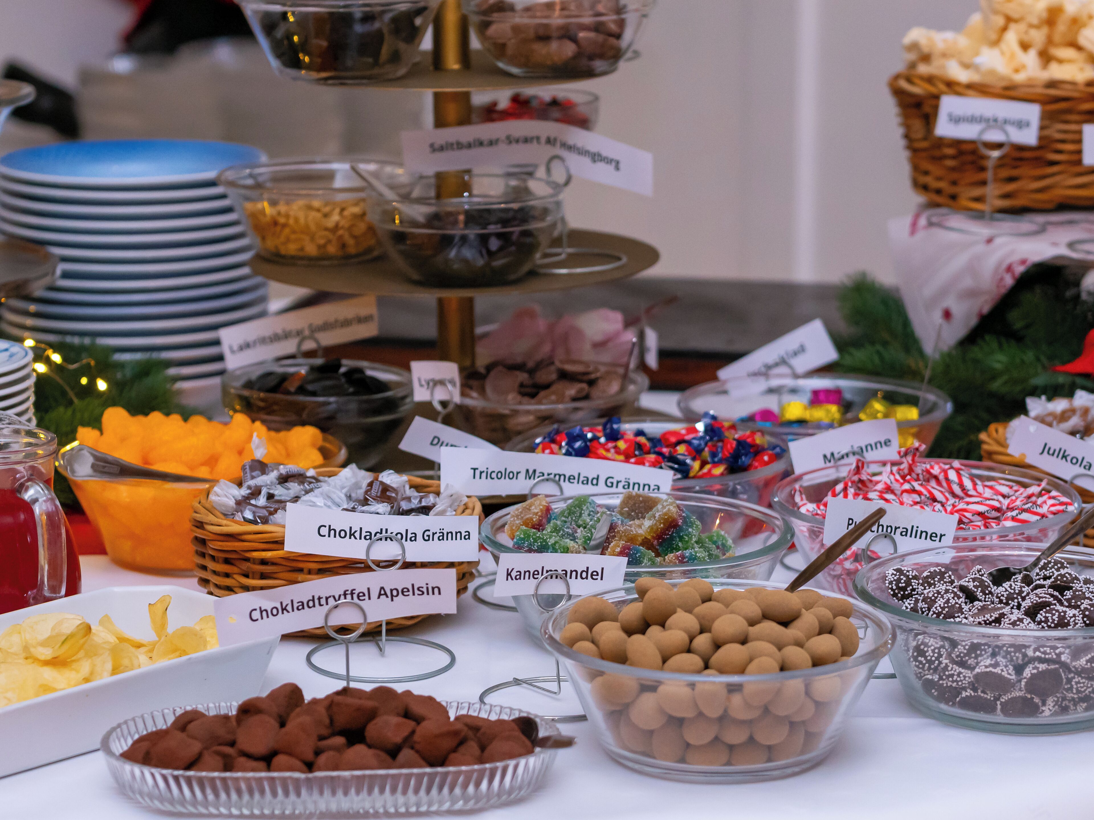Un bufé con diversos alimentos, con etiquetas en un idioma extranjero.