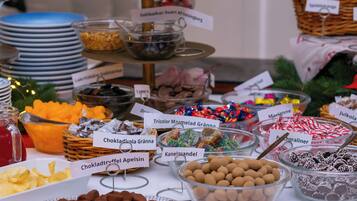 Un bufé con diversos alimentos, con etiquetas en un idioma extranjero.