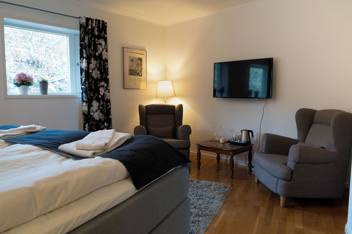 Desk, free WiFi, wheelchair access